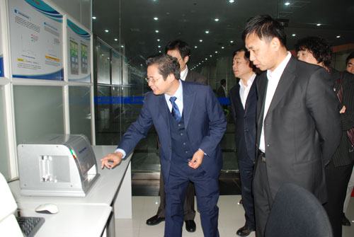 刘召贵博士为来宾介绍天瑞仪器X荧光系列产品