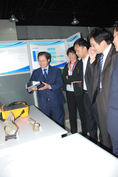 天瑞2011年度新品—Genius XRF手持式四代X荧光分析仪系列，引起了来宾的高度关注