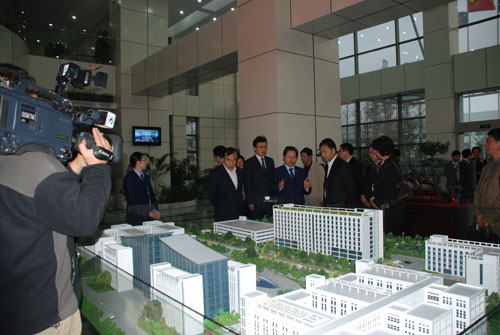 董事长刘召贵博士为来宾介绍天瑞发展情况