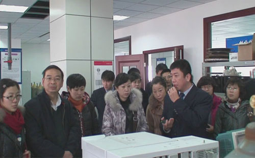 参观研发实验室