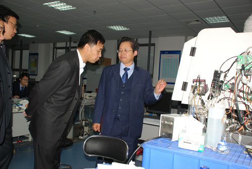 刘召贵博士为甘局长介绍正在研发中的新品